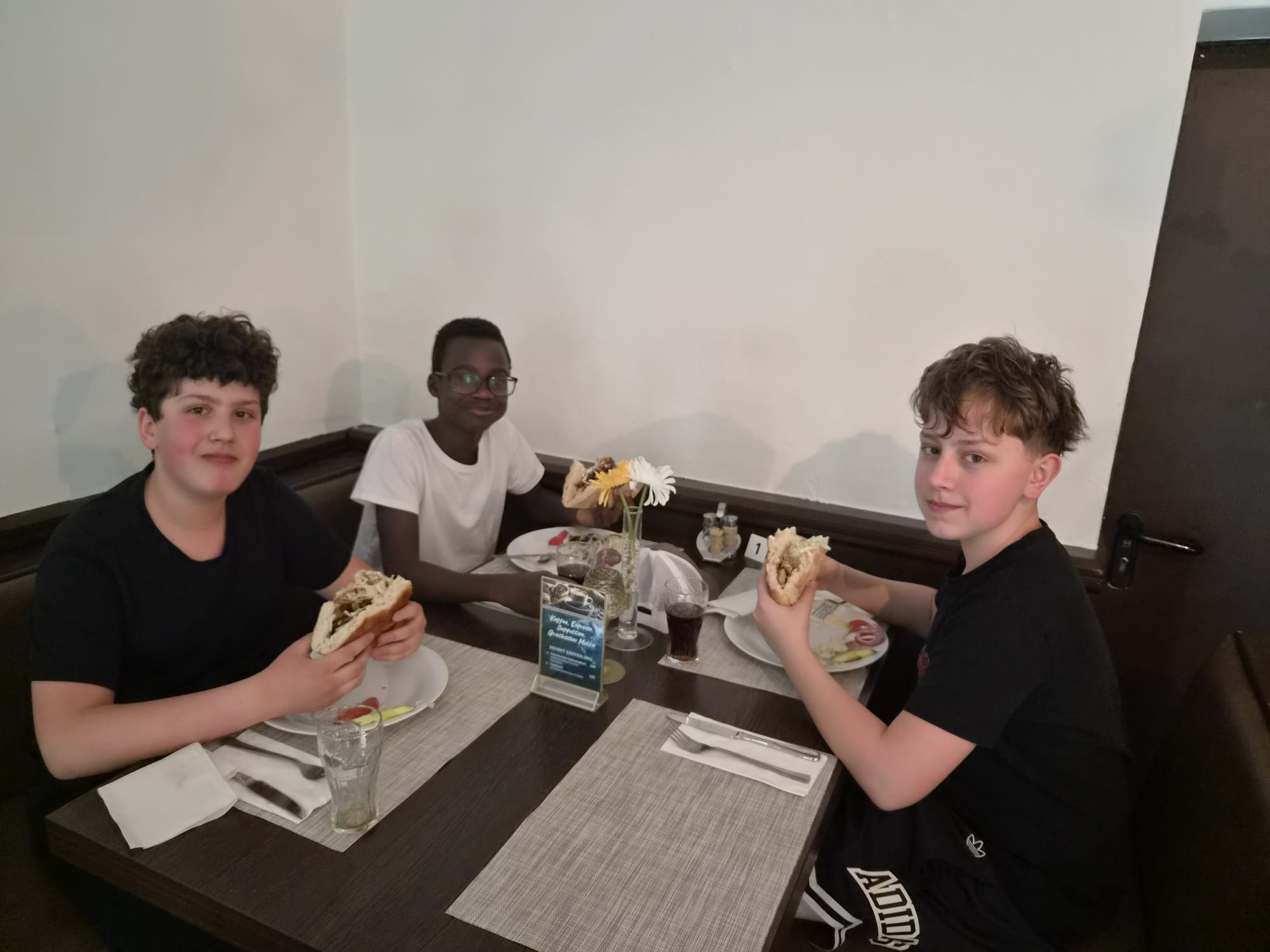 Gyros in der Hand, gute Laune am Tisch – so beginnt Parea